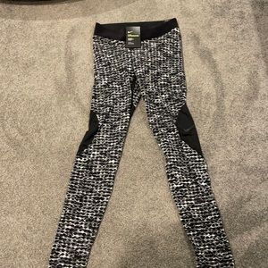 Women’s Nike Hyperwarm Leggings NWT women’s M